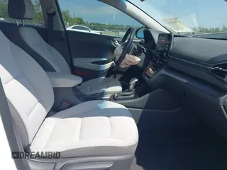 2022 Hyundai Ioniq SE z VIN KMHC75LC1NU282432, wystawiony jako IAAI lot #42060104 z przebiegiem 35 700 mil mil oraz . Historia ofert i sprzedaży dostępna na DreamBid. Obrazek 5.
