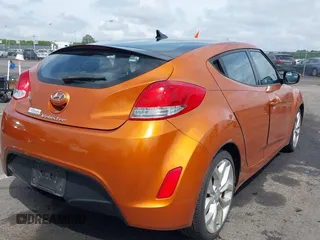 2013 Hyundai Veloster w/Black Int z VIN KMHTC6AD4DU169568, wystawiony jako IAAI lot #42483730 z przebiegiem 214 625 mil mil oraz . Historia ofert i sprzedaży dostępna na DreamBid. Obrazek 4.