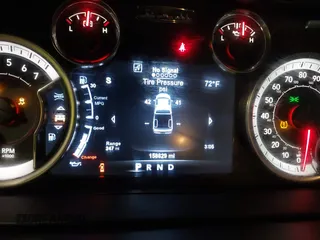 2017 Ram 1500 Big Horn z VIN 1C6RR7LG9HS674458, wystawiony jako IAAI lot #42115885 z przebiegiem 158 829 mil mil oraz . Historia ofert i sprzedaży dostępna na DreamBid. Obrazek 7.