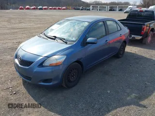 2009 Toyota Yaris z VIN JTDBT903394041534, wystawiony jako IAAI lot #41765943 z przebiegiem 148 100 mil mil oraz . Historia ofert i sprzedaży dostępna na DreamBid. Obrazek 2.