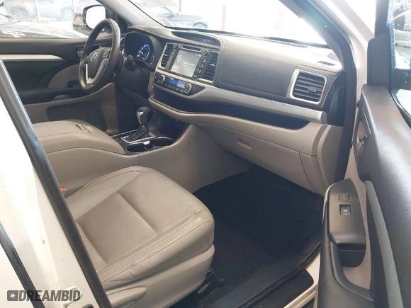 2016 Toyota Highlander XLE with VIN 5TDKKRFH3GS153709, listed as a IAAI auction lot 41630216 with 190670 miles. Bid and sale history available at carsss.com. Image 5.