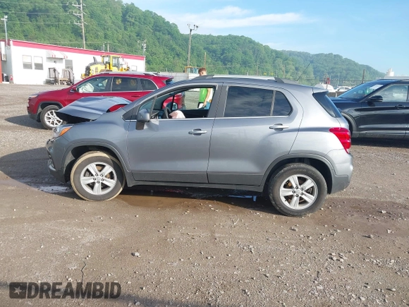 2020 Chevrolet Trax LT z VIN 3GNCJPSB7LL323025, wystawiony jako IAAI lot #42258130 z przebiegiem 55 635 mil mil oraz . Historia ofert i sprzedaży dostępna na DreamBid. Obrazek 14.