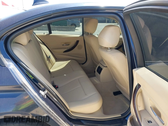 2013 BMW 3 Series 320i xDrive z VIN WBA3C3C54DF981821, wystawiony jako IAAI lot #42252523 z przebiegiem 109 260 mil mil oraz . Historia ofert i sprzedaży dostępna na DreamBid. Obrazek 8.