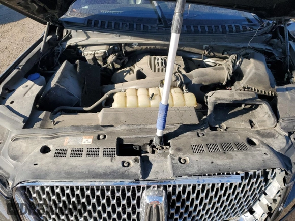 2020 Lincoln Navigator Reserve z VIN 5LMJJ2LT2LEL09441, wystawiony jako Copart lot #50593575 z przebiegiem 59 347 mil mil oraz Szkoda całkowita • Salvage title. Historia ofert i sprzedaży dostępna na DreamBid. Obrazek 13.