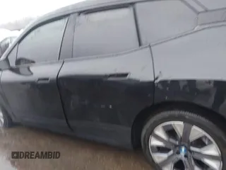 2024 BMW iX xDrive50 z VIN WB523CF04RCR31259, wystawiony jako IAAI lot #41559235 z przebiegiem Nie podano mil oraz . Historia ofert i sprzedaży dostępna na DreamBid. Obrazek 14.
