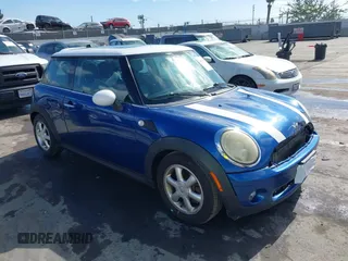 2009 MINI Hardtop z VIN WMWMF335X9TW71208, wystawiony jako IAAI lot #41535653 z przebiegiem 148 660 mil mil oraz . Historia ofert i sprzedaży dostępna na DreamBid. Obrazek 1.