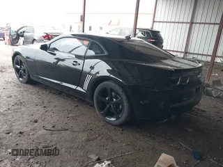 2013 Chevrolet Camaro LS z VIN 2G1FA1E31D9137775, wystawiony jako IAAI lot #42116988 z przebiegiem 298 764 mil mil oraz . Historia ofert i sprzedaży dostępna na DreamBid. Obrazek 3.