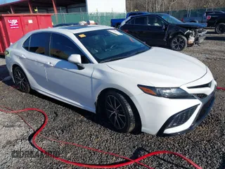 2023 Toyota Camry SE z VIN 4T1S11AK3PU148699, wystawiony jako IAAI lot #41575369 z przebiegiem 95 432 mil mil oraz . Historia ofert i sprzedaży dostępna na DreamBid. Obrazek 1.