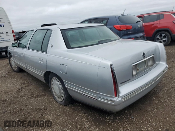 1999 Cadillac DeVille z VIN 1G6KD54Y2XU807846, wystawiony jako Copart lot #53070705 z przebiegiem Nie podano mil oraz Czysty tytuł • Clean title. Historia ofert i sprzedaży dostępna na DreamBid. Obrazek 2.