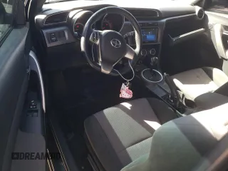 2016 Scion tC z VIN JTKJF5C7XGJ018639, wystawiony jako Copart lot #47965635 z przebiegiem 134 895 mil mil oraz Tytuł czysty. Historia ofert i sprzedaży dostępna na DreamBid. Obrazek 8.