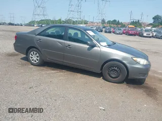 2005 Toyota Camry LE z VIN 4T1BE30K85U532198, wystawiony jako IAAI lot #42409116 z przebiegiem 195 153 mil mil oraz . Historia ofert i sprzedaży dostępna na DreamBid. Obrazek 1.
