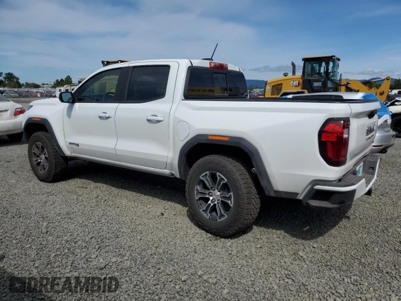 2024 GMC Canyon 4WD AT4 z VIN 1GTP6DEK8R1319281, wystawiony jako Copart lot #54380285 z przebiegiem 2383 mil mil oraz Szkody całkowita. Historia ofert i sprzedaży dostępna na DreamBid. Obrazek 2.