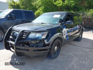 2016 Ford Police Interceptor Utility z VIN 1FM5K8AR5GGD16437, wystawiony jako IAAI lot #41998634 z przebiegiem 134 199 mil mil oraz . Historia ofert i sprzedaży dostępna na DreamBid. Obrazek 17.