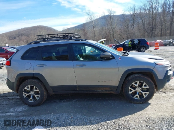2016 Jeep Cherokee Trailhawk z VIN 1C4PJMBB6GW335837, wystawiony jako IAAI lot #41547478 z przebiegiem 236 483 mil mil oraz . Historia ofert i sprzedaży dostępna na DreamBid. Obrazek 13.