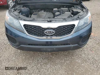 2013 Kia Sorento LX z VIN 5XYKTCA6XDG329602, wystawiony jako Copart lot #60485825 z przebiegiem 170 926 mil mil oraz Czysty tytuł • Clean title. Historia ofert i sprzedaży dostępna na DreamBid. Obrazek 12.