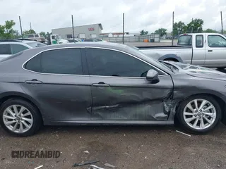 2024 Toyota Camry LE z VIN 4T1C11AK2RU879602, wystawiony jako IAAI lot #42162353 z przebiegiem 6 185 mil mil oraz . Historia ofert i sprzedaży dostępna na DreamBid. Obrazek 12.