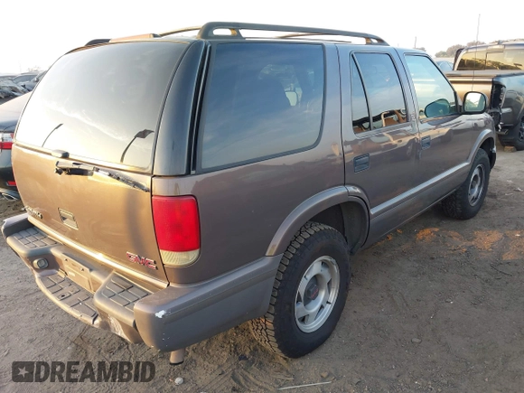 1998 GMC Jimmy SL with VIN 1GKCS13W1W2562133, listed as a IAAI auction lot 41159010 with 277,799 mi miles. Bid and sale history available at carsss.com. Image 4.