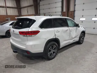 2018 Toyota Highlander LE z VIN 5TDZZRFH5JS250363, wystawiony jako IAAI lot #42049313 z przebiegiem 97 243 mil mil oraz . Historia ofert i sprzedaży dostępna na DreamBid. Obrazek 4.