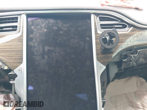 2014 Tesla Model S 60 with VIN 5YJSA1H14EFP63897, listed as a IAAI auction lot 42713272 with Not provided miles and . Bid and sale history available at DreamBid. Image 17.