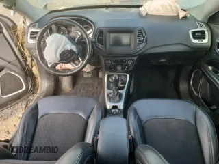2019 Jeep Compass Latitude z VIN 3C4NJDBB4KT641523, wystawiony jako Copart lot #56635905 z przebiegiem Nie podano mil oraz Szkoda całkowita • Salvage title. Historia ofert i sprzedaży dostępna na DreamBid. Obrazek 8.