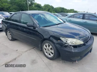 2005 Toyota Camry LE z VIN 4T1BF32K35U109233, wystawiony jako IAAI lot #42418630 z przebiegiem 216 212 mil mil oraz . Historia ofert i sprzedaży dostępna na DreamBid. Obrazek 1.