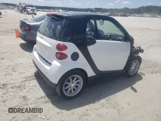 2010 Smart fortwo Pure z VIN WMEEJ3BA4AK342214, wystawiony jako Copart lot #62726614 z przebiegiem 110 472 mil mil oraz Szkoda całkowita • Salvage title. Historia ofert i sprzedaży dostępna na DreamBid. Obrazek 3.