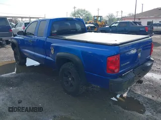 2007 Dodge Dakota ST with VIN 1D7HE22K67S253682, listed as a IAAI auction lot 42193632 with 147,697 mi miles and . Bid and sale history available at carsss.com. Image 3.
