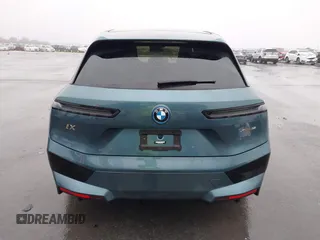 2022 BMW iX xDrive50 z VIN WB523CF03NCK45675, wystawiony jako IAAI lot #41443866 z przebiegiem 21 923 mil mil oraz . Historia ofert i sprzedaży dostępna na DreamBid. Obrazek 16.