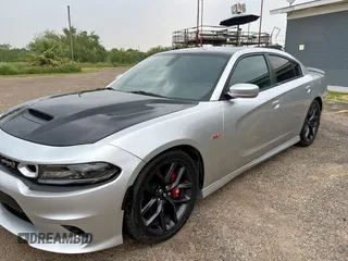 2020 Dodge Charger Scat Pack z VIN 2C3CDXGJ6LH175883, wystawiony jako Copart lot #57995145 z przebiegiem 27 247 mil mil oraz Szkody całkowita. Historia ofert i sprzedaży dostępna na DreamBid. Obrazek 2.