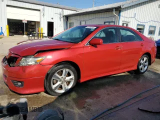 2010 Toyota Camry z VIN 4T1BF3EK8AU516647, wystawiony jako Copart lot #55789155 z przebiegiem 165 203 mil mil oraz Szkoda całkowita • Salvage title. Historia ofert i sprzedaży dostępna na DreamBid. Obrazek 1.