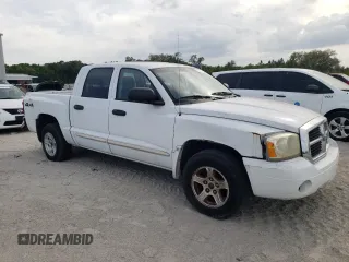 2005 Dodge Dakota SLT z VIN 1D7HW48N15S366026, wystawiony jako Copart lot #55510125 z przebiegiem 66 963 mil mil oraz Tytuł czysty. Historia ofert i sprzedaży dostępna na DreamBid. Obrazek 4.