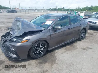 2022 Toyota Camry SE z VIN 4T1G11AK0NU057778, wystawiony jako IAAI lot #42094950 z przebiegiem 115 649 mil mil oraz . Historia ofert i sprzedaży dostępna na DreamBid. Obrazek 14.