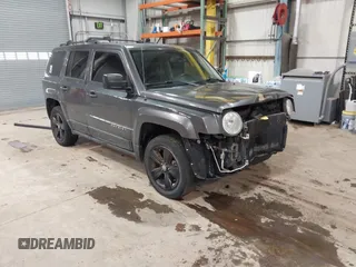2016 Jeep Patriot Latitude z VIN 1C4NJRFB3GD712764, wystawiony jako IAAI lot #41407450 z przebiegiem 150 196 mil mil oraz . Historia ofert i sprzedaży dostępna na DreamBid. Obrazek 1.