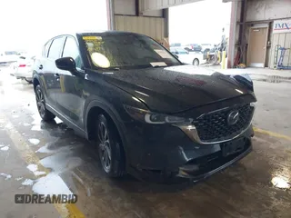 2023 Mazda CX-5 S Premium Plus z VIN JM3KFBEM8P0130642, wystawiony jako IAAI lot #41879316 z przebiegiem Nie podano mil oraz . Historia ofert i sprzedaży dostępna na DreamBid. Obrazek 1.