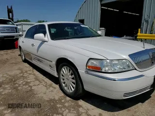 2003 Lincoln Town Car Signature z VIN 1LNHM82W43Y618527, wystawiony jako Copart lot #56135055 z przebiegiem 135 847 mil mil oraz Szkody całkowita. Historia ofert i sprzedaży dostępna na DreamBid. Obrazek 13.