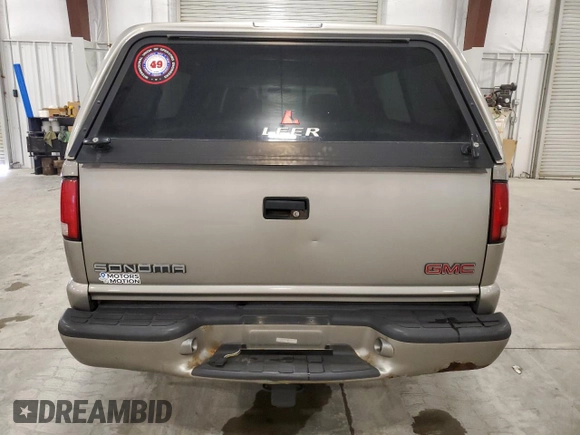 2003 GMC Sonoma SLS z VIN 1GTCT19X038151436, wystawiony jako Copart lot #81548914 z przebiegiem 199 712 mil mil oraz Szkody całkowita. Historia ofert i sprzedaży dostępna na DreamBid. Obrazek 6.