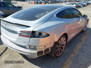 2014 Tesla Model S 60 z VIN 5YJSA1H16EFP28486, wystawiony jako IAAI lot #41887484 z przebiegiem 99 271 mil mil oraz . Historia ofert i sprzedaży dostępna na DreamBid. Obrazek 4.