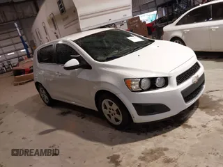 2013 Chevrolet Sonic LS z VIN 1G1JA6SH6D4189641, wystawiony jako IAAI lot #41656015 z przebiegiem 197 027 mil mil oraz . Historia ofert i sprzedaży dostępna na DreamBid. Obrazek 1.