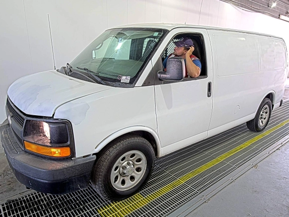 2012 Chevrolet Express Cargo z VIN 1GCSGAFX8C1135353, wystawiony jako IAAI lot #42610415 z przebiegiem 143 913 mil mil oraz . Historia ofert i sprzedaży dostępna na DreamBid. Obrazek 28.