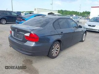 2007 BMW 3 Series 328xi z VIN WBAVC93527KX53775, wystawiony jako IAAI lot #42124420 z przebiegiem Nie podano mil oraz . Historia ofert i sprzedaży dostępna na DreamBid. Obrazek 4.
