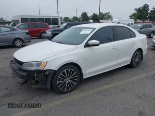 2014 Volkswagen Jetta SE с VIN 3VWD17AJ5EM390433, выставлен на аукционе IAAI как лот 42432308 с пробегом 257 086 миль миль и . История ставок и продаж доступна на DreamBid. Изображение 2.