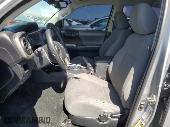 2018 Toyota Tacoma SR5 z VIN 3TMAZ5CN8JM077857, wystawiony jako Copart lot #52570945 z przebiegiem 50 182 mil mil oraz Szkoda całkowita • Salvage title. Historia ofert i sprzedaży dostępna na DreamBid. Obrazek 7.