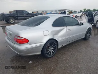 2001 Mercedes-Benz CLK 320/430 z VIN WDBLJ65G31F190943, wystawiony jako IAAI lot #42182943 z przebiegiem 127 102 mil mil oraz . Historia ofert i sprzedaży dostępna na DreamBid. Obrazek 4.