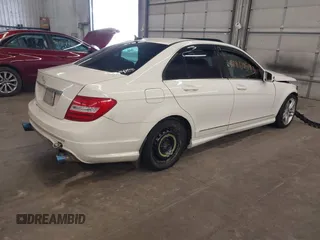 2012 Mercedes-Benz C 300 Sport z VIN WDDGF8BB4CA617822, wystawiony jako IAAI lot #41969593 z przebiegiem 188 670 mil mil oraz . Historia ofert i sprzedaży dostępna na DreamBid. Obrazek 4.