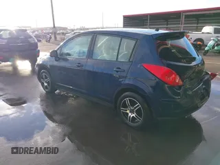 2009 Nissan Versa S z VIN 3N1BC13E19L353170, wystawiony jako IAAI lot #41493381 z przebiegiem 135 765 mil mil oraz . Historia ofert i sprzedaży dostępna na DreamBid. Obrazek 3.