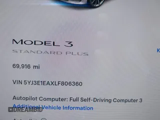 2020 Tesla Model 3 Standard Range Plus z VIN 5YJ3E1EAXLF806360, wystawiony jako IAAI lot #42386624 z przebiegiem 69 916 mil mil oraz . Historia ofert i sprzedaży dostępna na DreamBid. Obrazek 7.