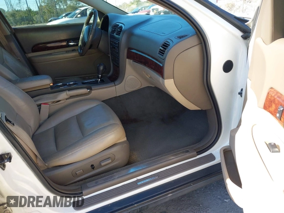 2001 Lincoln LS with VIN 1LNHM86S61Y668026, listed as a IAAI auction lot 41359622 with 172,210 mi miles. Bid and sale history available at carsss.com. Image 5.