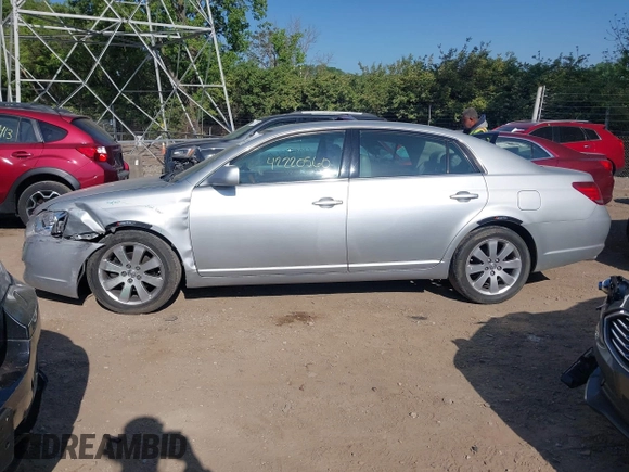 2005 Toyota Avalon XL z VIN 4T1BK36B95U050498, wystawiony jako IAAI lot #42220560 z przebiegiem 140 222 mil mil oraz . Historia ofert i sprzedaży dostępna na DreamBid. Obrazek 14.