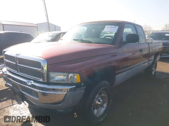 2000 Dodge 1500 z VIN 3B7HF13Z4YM237732, wystawiony jako IAAI lot #41980975 z przebiegiem 159 131 mil mil oraz . Historia ofert i sprzedaży dostępna na DreamBid. Obrazek 2.