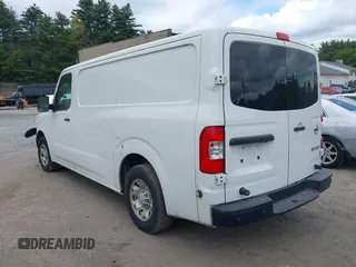 2018 Nissan NV Cargo S z VIN 1N6BF0KM1JN810438, wystawiony jako IAAI lot #42380139 z przebiegiem Nie podano mil oraz . Historia ofert i sprzedaży dostępna na DreamBid. Obrazek 3.